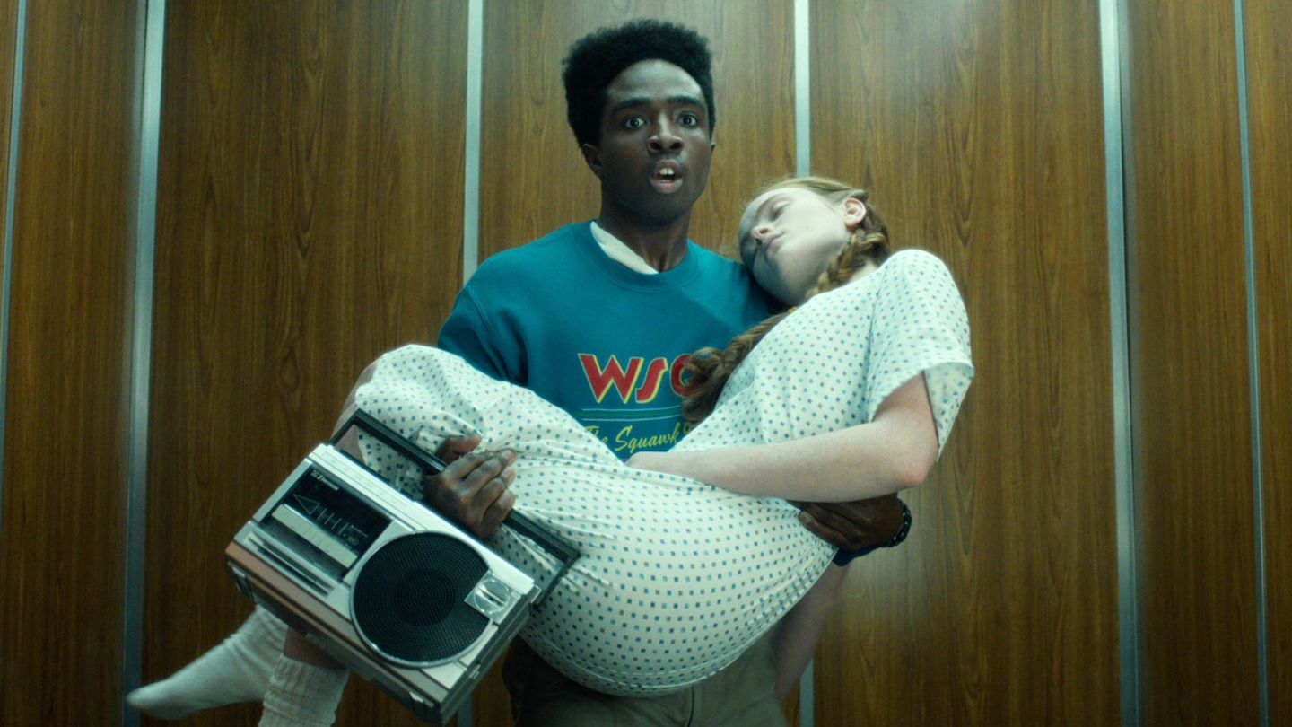 In der vierten Staffel, nach dem Tod von Max' Bruder Billy, näherten sie und Lucas sich wieder an. Doch dann wird Max vom bösen Vecna besessen und getötet. Zwar gelingt es Elf, sie wiederzubeleben. Doch seitdem liegt Max im Koma, das, ersten Eindrücken aus Staffel fünf zu urteilen, weiter anhält.