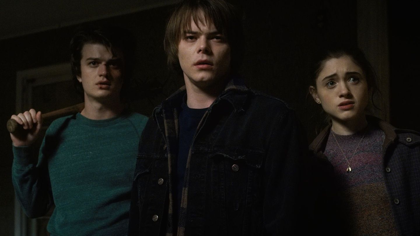 Das Verschwinden von Will versetzt auch seinen großen Bruder Jonathan Byers (Charlie Heaton, Mitte) in Alarmbereitschaft. Der ruhige Außenseiter ist heimlich in Mikes Schwester Nancy Wheeler (Natalia Dyer) verliebt. Die ist anfangs jedoch mit Steve Harrington (Joe Keery) zusammen.