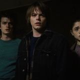 Das Verschwinden von Will versetzt auch seinen großen Bruder Jonathan Byers (Charlie Heaton, Mitte) in Alarmbereitschaft. Der ruhige Außenseiter ist heimlich in Mikes Schwester Nancy Wheeler (Natalia Dyer) verliebt. Die ist anfangs jedoch mit Steve Harrington (Joe Keery) zusammen.