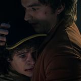 Zwischen Steve und dem deutlich jüngeren Dustin entwickelt sich hingegen eine besondere Freundschaft. Auch Steve unterstützt die Clique tatkräftig beim Kampf gegen das Böse.