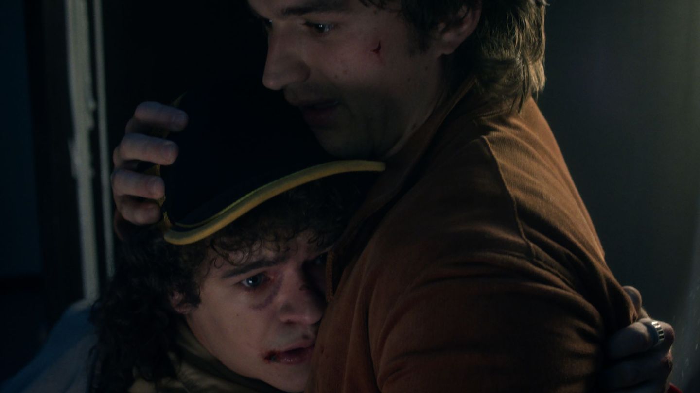 Zwischen Steve und dem deutlich jüngeren Dustin entwickelt sich hingegen eine besondere Freundschaft. Auch Steve unterstützt die Clique tatkräftig beim Kampf gegen das Böse.