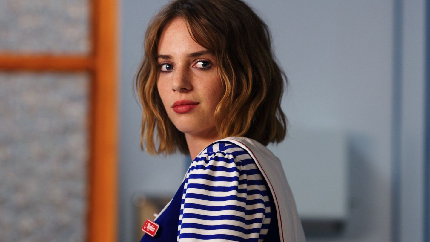 Robin Buckley (Maya Hawke) wird erstmals in der dritten Staffel von "Stranger Things" vorgestellt: Sie ist Steves Kollegin in der Eisdiele und spricht mehrere Sprachen. So kann sie der Clique helfen, einen russischen Geheimcode zu entschlüsseln.