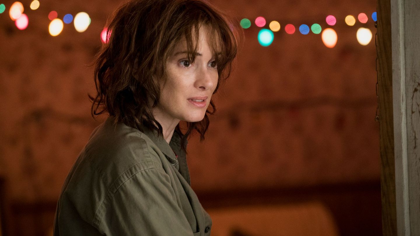 Die Kinder kämpfen selbstverständlich nicht allein gegen das Böse: Als Will verschwindet, setzt seine Mutter Joyce Byers (Winona Ryder) alles daran, ihren Sohn lebendig zurück nach Hause zu bringen. Sie ist es, die herausfindet, wie man mit Will in der Schattenwelt kommunizieren kann.