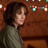 Die Kinder kämpfen selbstverständlich nicht allein gegen das Böse: Als Will verschwindet, setzt seine Mutter Joyce Byers (Winona Ryder) alles daran, ihren Sohn lebendig zurück nach Hause zu bringen. Sie ist es, die herausfindet, wie man mit Will in der Schattenwelt kommunizieren kann.