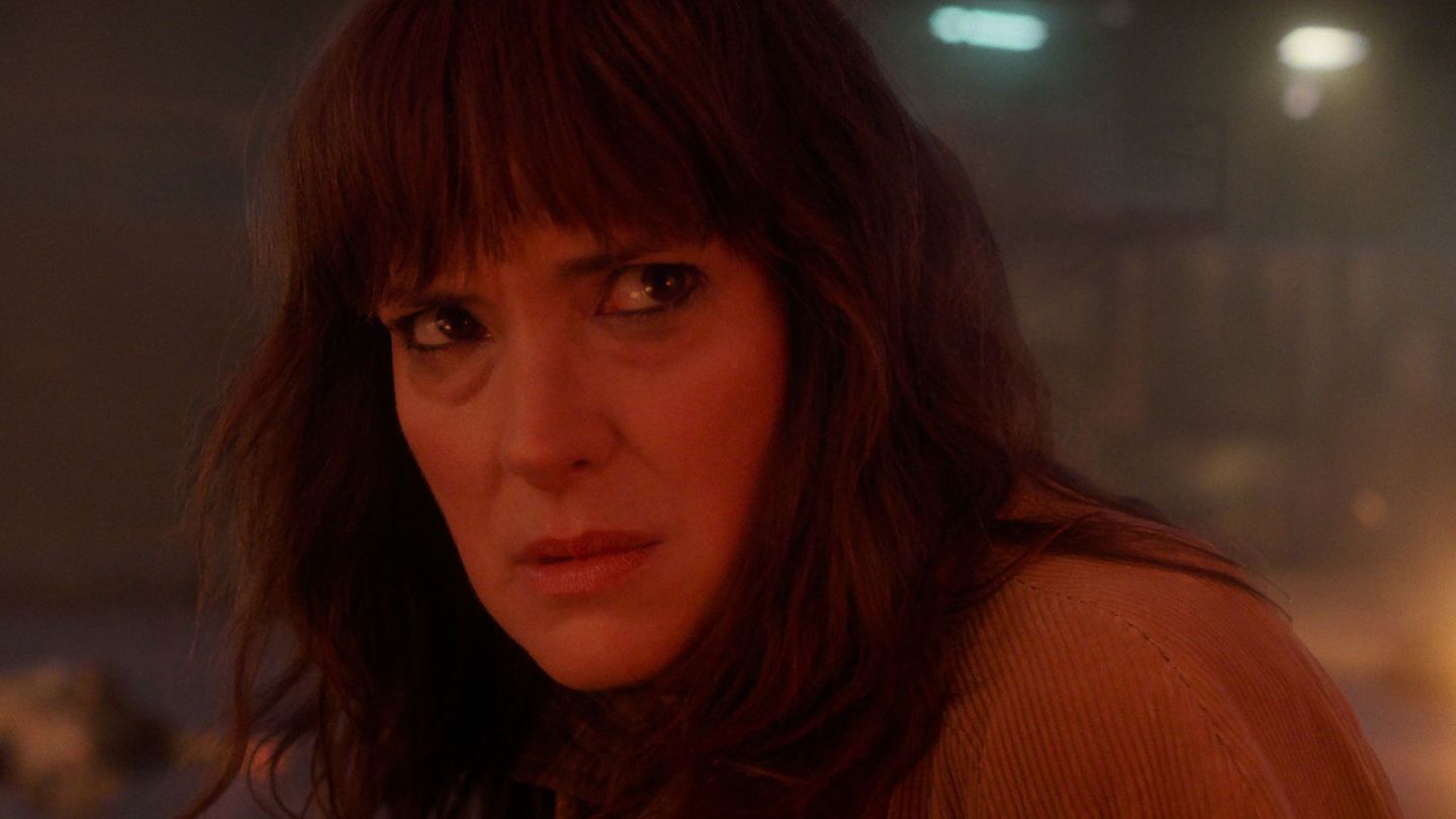 Nach dem Finale der dritten Staffel zieht Joyce gemeinsam mit ihren Söhnen und Elf nach Kalifornien. Doch die Vergangenheit holt sie bald wieder ein und so kämpft Joyce weiter mit den Kindern.