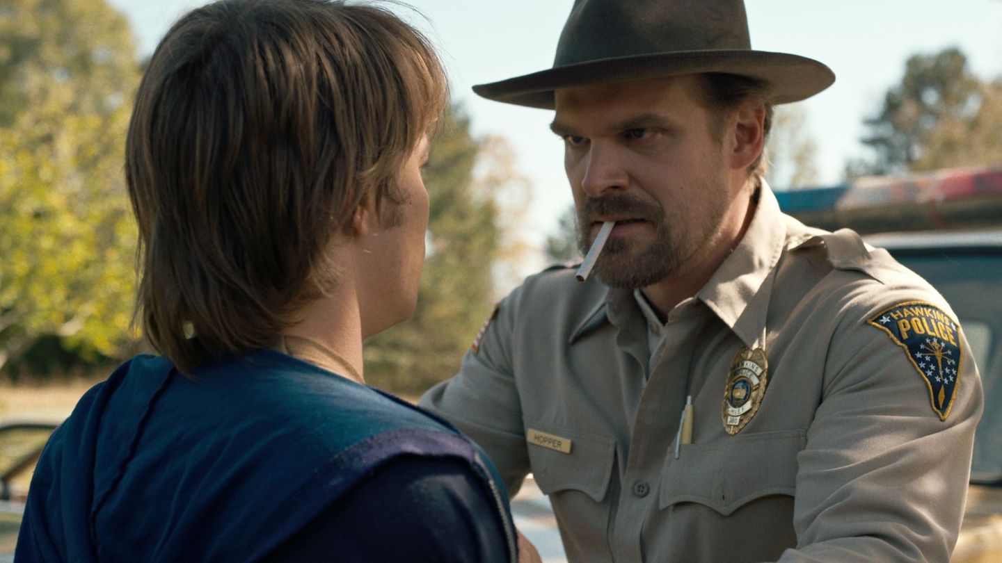 Unterstützung erhalten sie seit Staffel eins von Polizeichef Jim Hopper (David Harbour). Auf der Suche nach Will kommt er Elf auf die Spur, die er später bei sich aufnimmt und deren neuer Vater er wird.