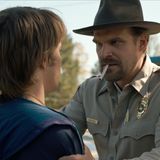 Unterstützung erhalten sie seit Staffel eins von Polizeichef Jim Hopper (David Harbour). Auf der Suche nach Will kommt er Elf auf die Spur, die er später bei sich aufnimmt und deren neuer Vater er wird.