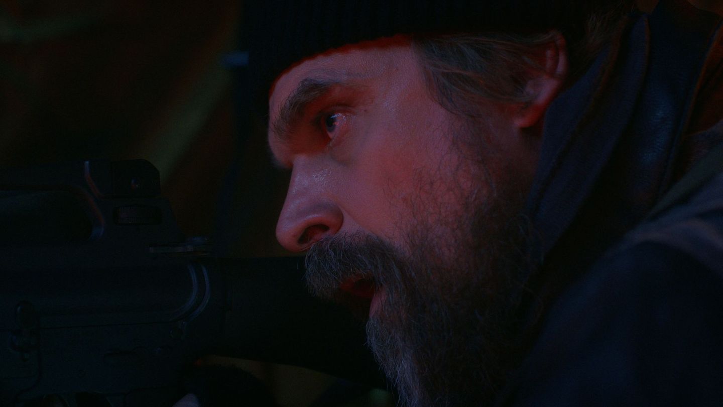 Jim Hopper durchlebt einige Katastrophen: Nach einer Explosion am Ende der dritten Staffel scheint es, als sei er gestorben. Doch stattdessen landet er als Gefangener in einem russischen Lager. Im Verlauf der vierten Staffel wird er jedoch befreit.