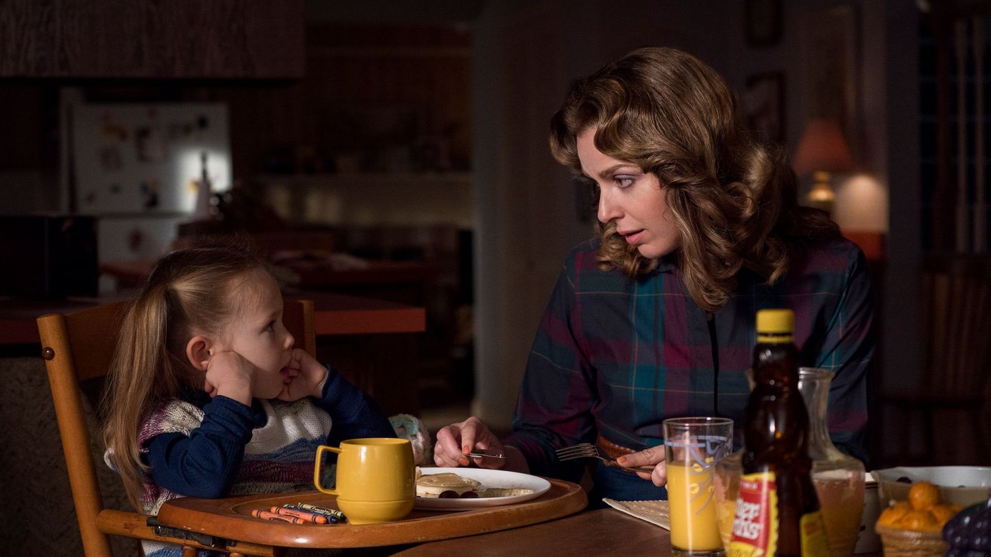 Mikes Mutter Karen Wheeler (Cara Buono) und seine kleine Schwester Holly (Tinsley Price) spielten in den bisherigen Staffeln von "Stranger Things" nur Nebenrollen. Karen sorgt sich zwar, als Will verschwindet, von dem ganzen Ausmaß der Tragödie bekommt sie aber wenig mit.