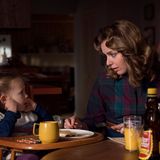 Mikes Mutter Karen Wheeler (Cara Buono) und seine kleine Schwester Holly (Tinsley Price) spielten in den bisherigen Staffeln von "Stranger Things" nur Nebenrollen. Karen sorgt sich zwar, als Will verschwindet, von dem ganzen Ausmaß der Tragödie bekommt sie aber wenig mit.