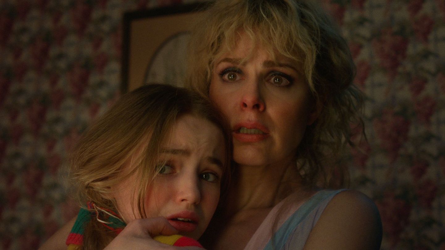 In der letzten Staffel scheint sich dies nun zu ändern: Erste Szenenbilder zeigen die deutlich ältere Holly (nun gespielt von Nell Fisher) und Karen Wheeler in einer offensichtlich gefährlichen Situation.