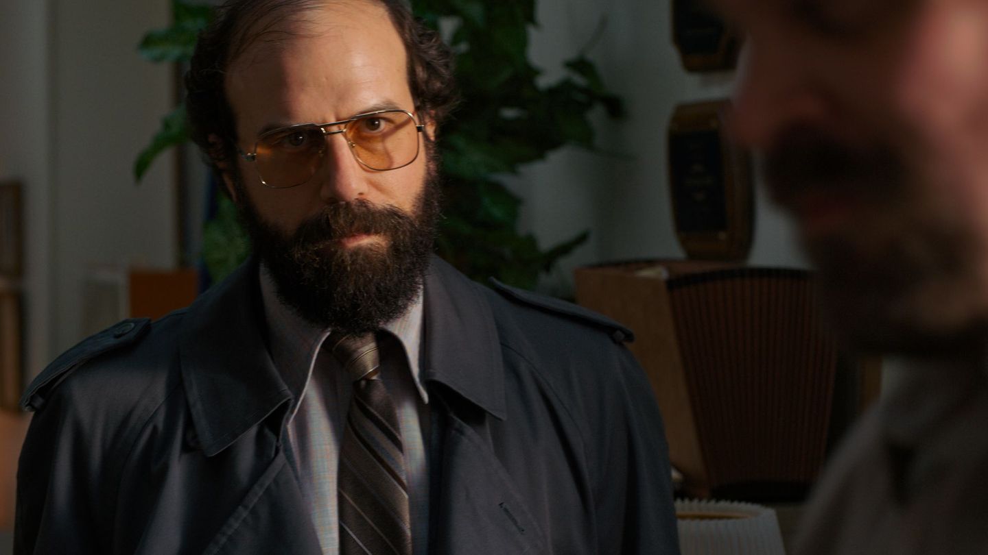 Der Privatdetektiv Murray Bauman (Brett Gelman) trat erstmals in der zweiten Staffel von "Stranger Things" auf: Die besorgten Eltern von Barbara Holland hatten ihn engagiert, um nach ihrer verschwundenen Tochter zu suchen. Das Serienpublikum wie auch die jungen Serienhelden wussten zu dieser Zeit bereits, dass Barbara in der Schattenwelt gestorben ist.