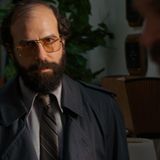 Der Privatdetektiv Murray Bauman (Brett Gelman) trat erstmals in der zweiten Staffel von "Stranger Things" auf: Die besorgten Eltern von Barbara Holland hatten ihn engagiert, um nach ihrer verschwundenen Tochter zu suchen. Das Serienpublikum wie auch die jungen Serienhelden wussten zu dieser Zeit bereits, dass Barbara in der Schattenwelt gestorben ist.