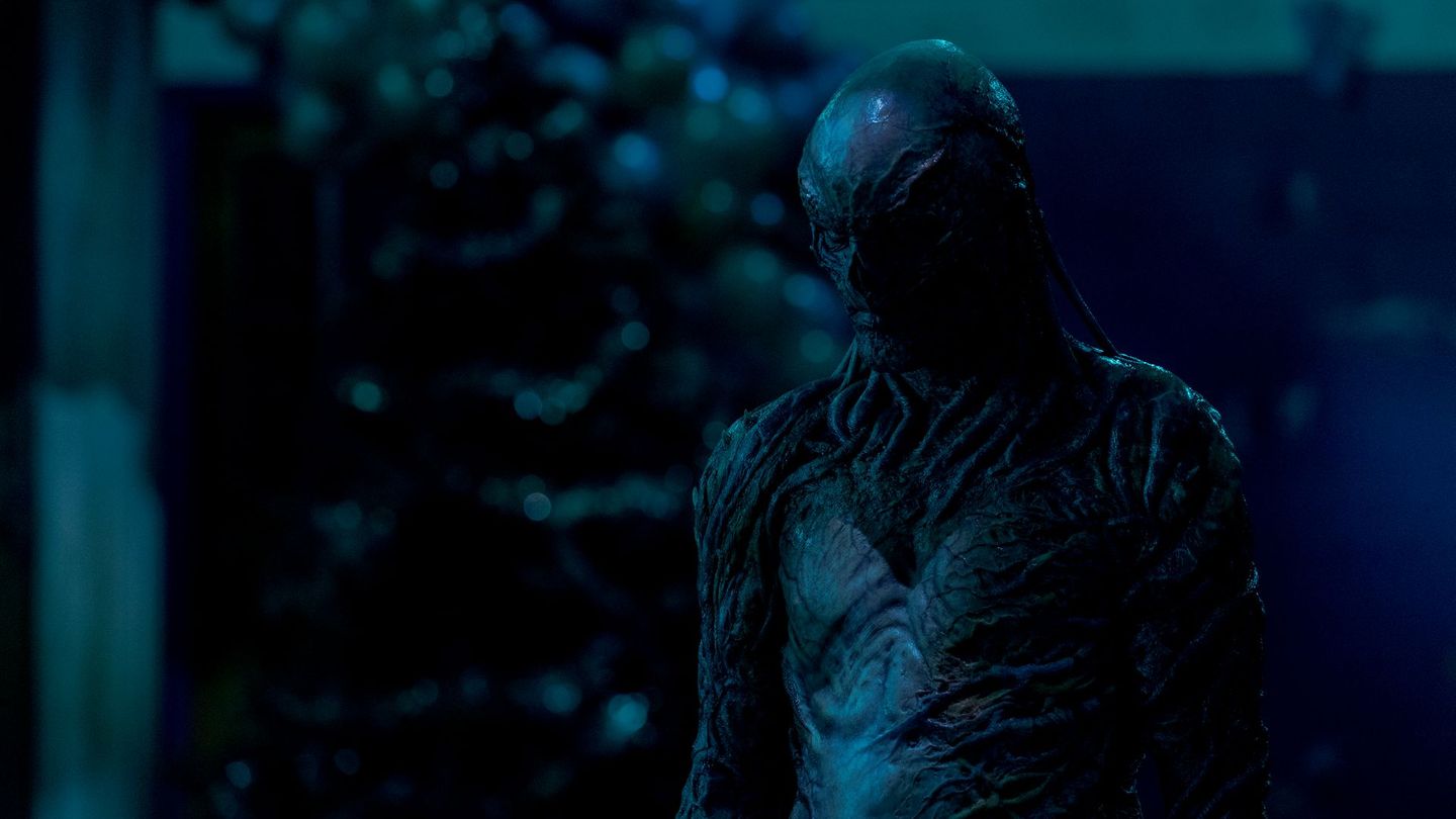 Vecna (Jamie Campbell Bower) ist der Hauptbösewicht in "Stranger Things": Er wurde als Mensch namens Henry Creel geboren und zeigte schon früh telekinetische Kräfte. Er war der Prototyp in dem Forschungsprojekt, dem auch Elf angehörte. Sie war es, die Henry besiegen wollte und ihn stattdessen als Vecna in die Schattenwelt schickte.