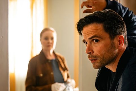 "Die Füchsin: Das Rachespiel": Anne Fuchs (Lina Wendel, l.) und Youssef El Kiliali (Karim Chérif) haben sich unerlaubt Zutritt