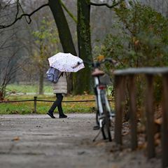 Es bleibt herbstlich grau und winterlich glatt. Foto: Malin Wunderlich/dpa