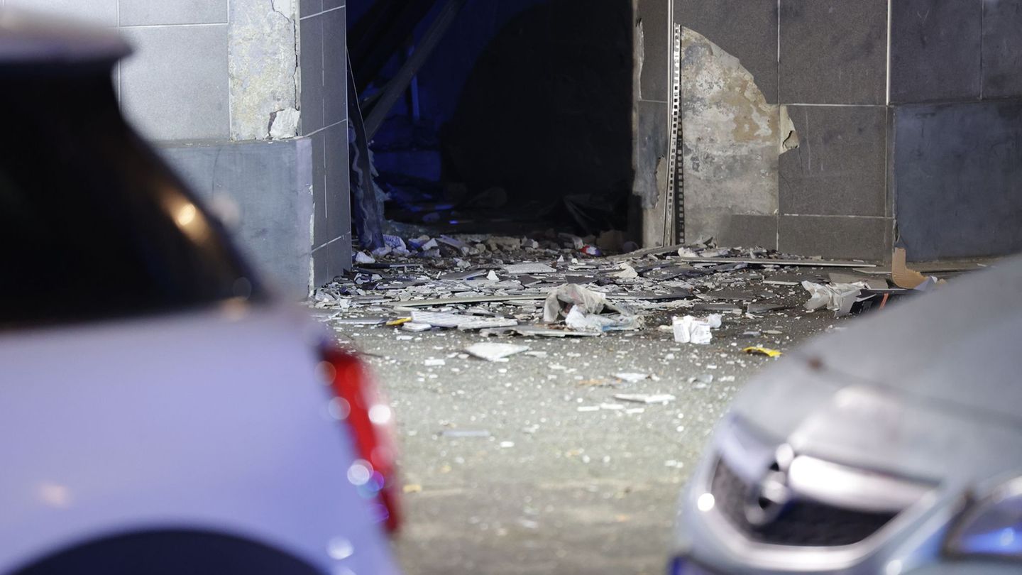 Am frühen Donnerstagmorgen ist es in Düsseldorf zu einer Explosion in einem Wohngebäude gekommen. Foto: David Young/dpa