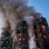 Das Feuer war am Mittwoch aus bislang ungeklärter Ursache ausgebrochen und hatte sich rasch über mehrere eingerüstete Hochhäuser ausgebreitet