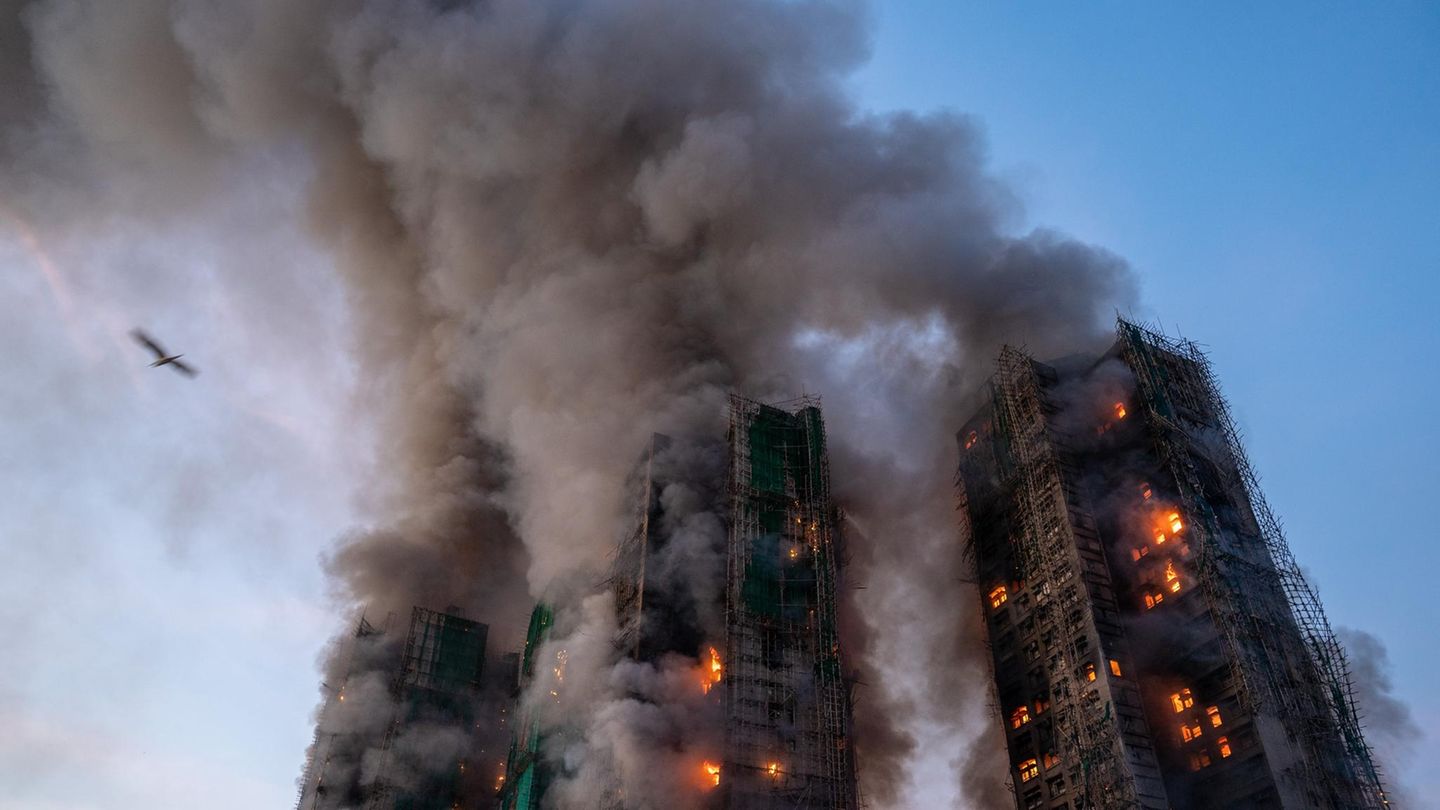Das Feuer war am Mittwoch aus bislang ungeklärter Ursache ausgebrochen und hatte sich rasch über mehrere eingerüstete Hochhäuser ausgebreitet