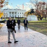 Alarmbereitschaft auch ein paar Häuserblocks weiter beim Weißen Haus