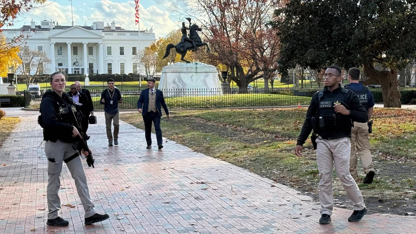 Alarmbereitschaft auch ein paar Häuserblocks weiter beim Weißen Haus