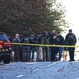 Polizisten und Sicherheitskräfte beraten in der Absperrzone nach den Schüssen auf zwei Nationalgardisten