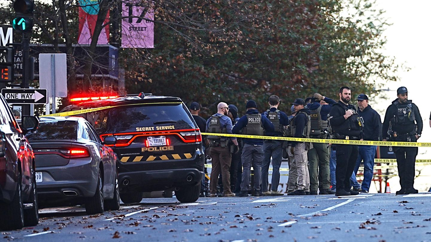 Polizisten und Sicherheitskräfte beraten in der Absperrzone nach den Schüssen auf zwei Nationalgardisten