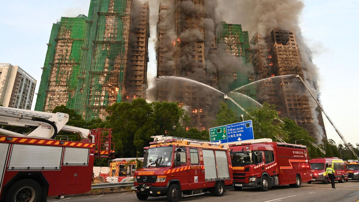 Die Feuerwehr berichtete von extremen Temperaturen in den oberen Stockwerken und schwierigen Bedingungen bei der Brandbekämpfung