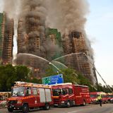 Die Feuerwehr berichtete von extremen Temperaturen in den oberen Stockwerken und schwierigen Bedingungen bei der Brandbekämpfung