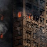 Die Wohnanlage stammt aus den 1980er Jahren und war für Renovierungsarbeiten eingerüstet. Die Flammen breiteten sich auch durch den Wind rasch aus und griffen auf sieben der acht Gebäude über, die alle mehr als 30 Stockwerke hoch sind