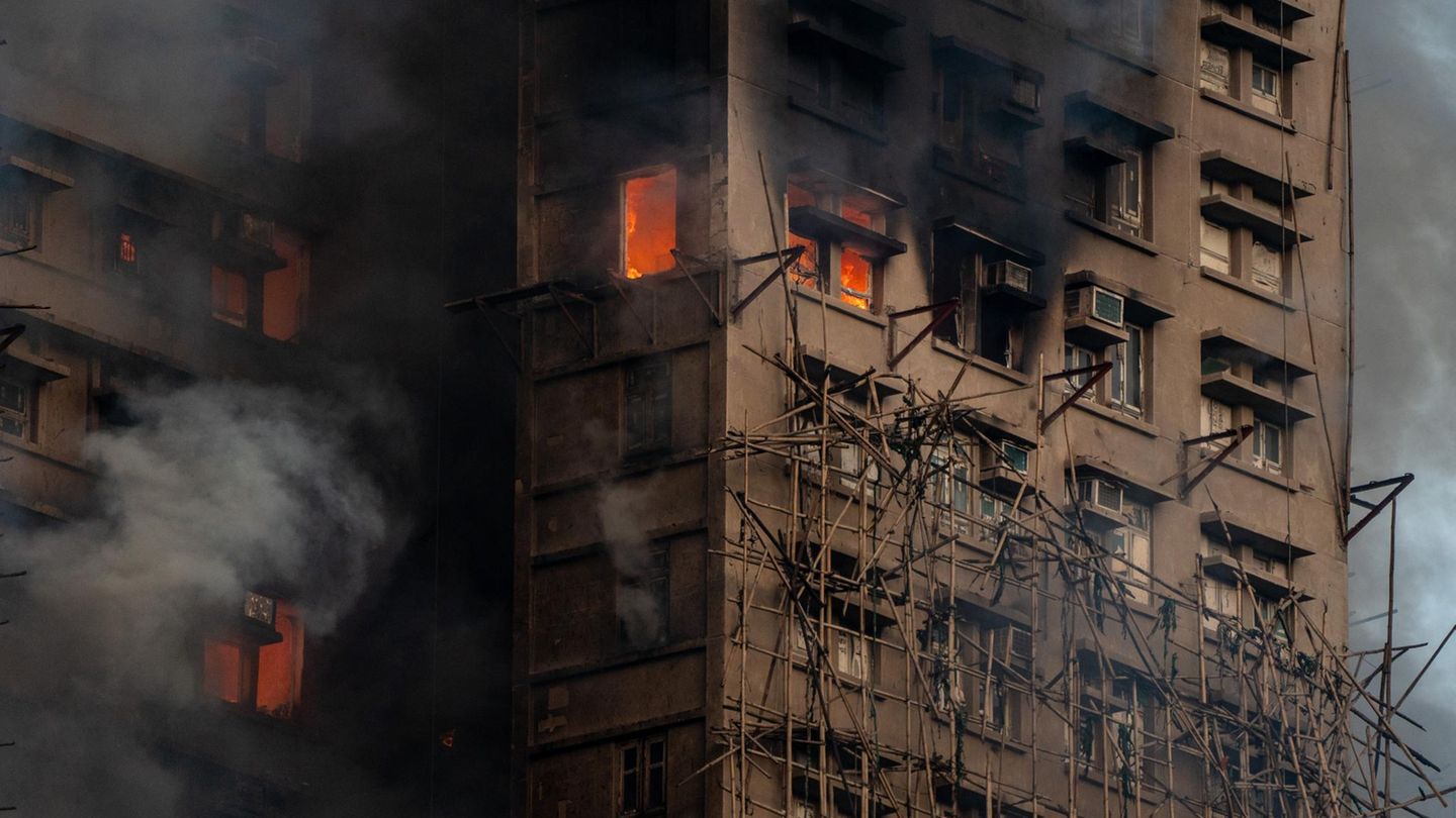Die Wohnanlage stammt aus den 1980er-Jahren und war für Renovierungsarbeiten eingerüstet. Die Flammen breiteten sich auch durch den Wind rasch aus und griffen auf sieben der acht Gebäude über, die alle mehr als 30 Stockwerke hoch sind