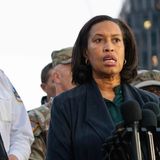 Washingtons Bürgermeisterin Muriel Bowser und FBI-Direktor Kash Patel auf einer gemeinsamen Pressekonferenz