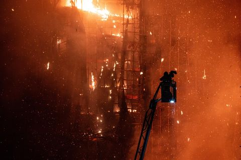 Ermittler fanden mit Polystyrolplatten – einem leicht entflammbaren Kunststoff, der häufig als Dämmmaterial verwendet wird – verbaute und teils blockierte Fenster sowie mutmaßlich minderwertige Baumaterialien. Beides könnte dazu beigetragen haben, dass sich das Feuer so schnell ausbreitete
