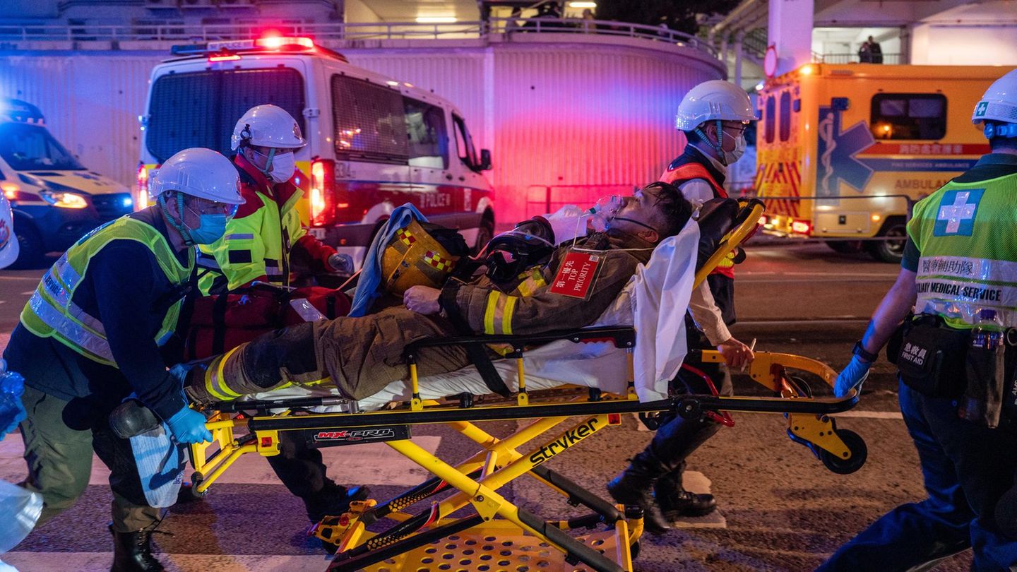 Bei dem verheerendsten Brand in der chinesischen Sonderverwaltungsregion seit Jahrzehnten kamen mindestens 55 Menschen ums Leben. Die Einsatzkräfte suchten noch nach fast 280 Vermissten. In den Kliniken um den betroffenen Stadtteil Tai Po wurden weitere 45 Menschen behandelt. Unter den Toten war auch ein 37-jähriger Feuerwehrmann, der am Einsatzort bewusstlos gefunden wurde und im Krankenhaus starb