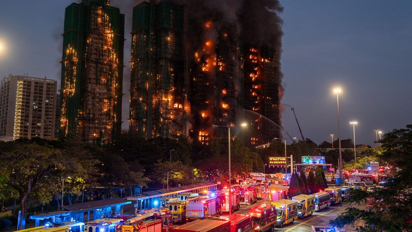 Wie die "South China Morning Post" berichtete, waren mehr als 800 Feuerwehrleute und Sanitäter mit über 140 Fahrzeugen im Einsatz