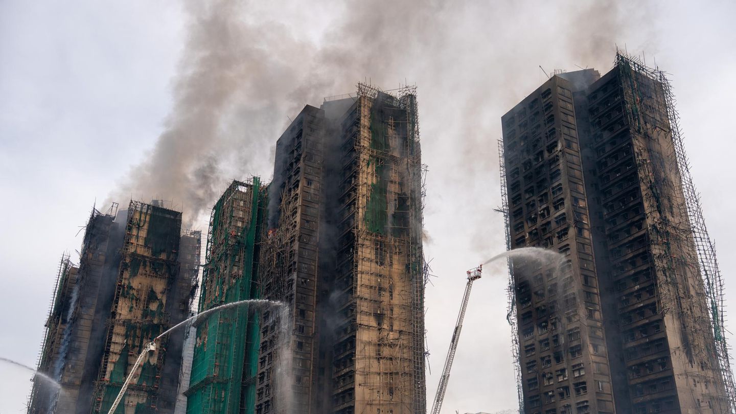 Über die Hochhausblöcke der Wohnanlage Wang Fuk Court zogen am Donnerstagvormittag (Ortszeit) weiter dichte Rauchschwaden, während die Feuerwehr ihre Löscharbeiten von Drehleitern aus fortsetzte