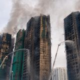 Über den Hochhausblöcken der Wohnanlage Wang Fuk Court zogen am Donnerstagvormittag (Ortszeit) weiter dichte Rauchschwaden, während die Feuerwehr ihre Löscharbeiten von Drehleitern aus fortsetzte