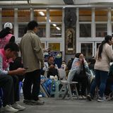 Durch den Großbrand mussten rund 900 Menschen Unterschlupf in öffentlichen Schutzräumen suchen. Berichten zufolge rechnen die Behörden damit, dass die Rettungsarbeiten mindestens bis zum Abend (Ortszeit) weitergehen werden