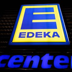 Beim Edeka-Zentrallager im Landkreis Ludwiglust-Parchim haben mehrere hunderte Mitarbeiter die Arbeit niederlegt. (Archivbild) F