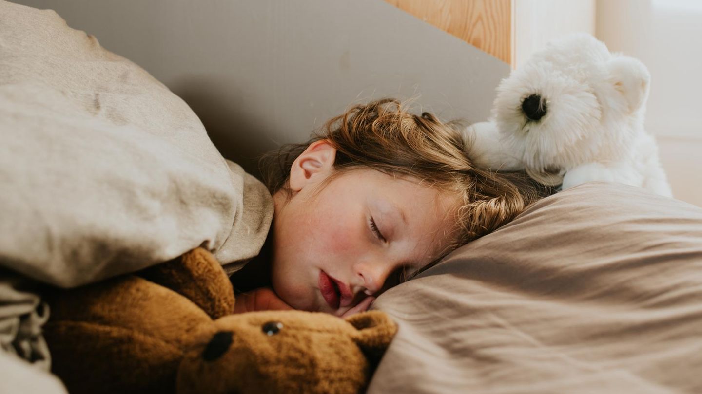 Kind mit Fieber schläft sich aus