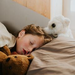 Kind mit Fieber schläft sich aus