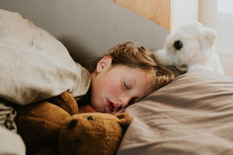 Kind mit Fieber schläft sich aus