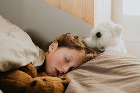 Kind mit Fieber schläft sich aus