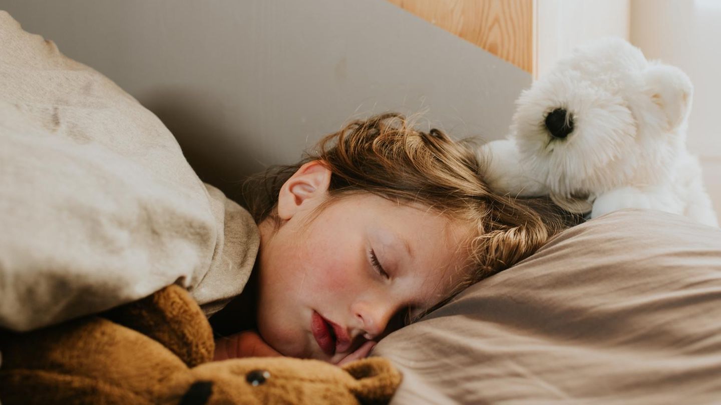 Kind mit Fieber schläft sich aus