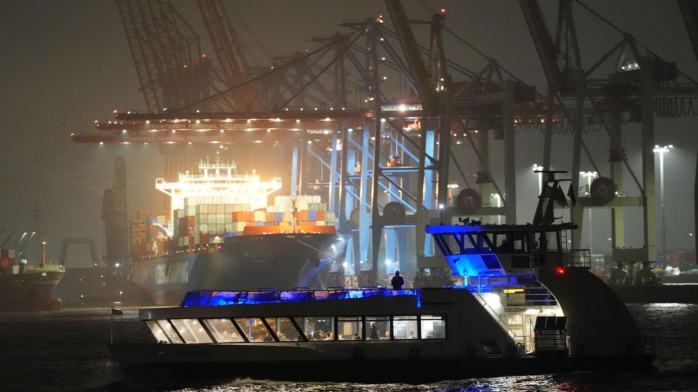 Hamburg, Deutschland. Für solch einen mystischen Blick auf den Hamburger Hafen muss man in der Winterzeit zum Glück nicht allzu früh aufstehen. Dafür müssen mutige Fahrgäste an Deck dieser Fähre die nasse Kälte in Kauf nehmen. Aber dieser Blick – er entschädigt doch für alles