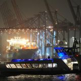 Hamburg, Deutschland. Für solch einen mystischen Blick auf den Hamburger Hafen muss man in der Winterzeit zum Glück nicht allzu früh aufstehen. Dafür müssen mutige Fahrgäste an Deck dieser Fähre die nasse Kälte in Kauf nehmen. Aber dieser Blick – er entschädigt doch für alles