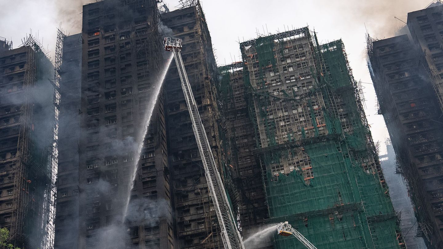 Brände: Opferzahl nach Großbrand in Hongkong steigt auf 55