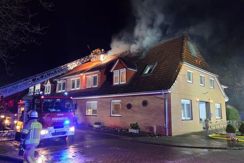 Einsatzkräfte mehrerer Feuerwehren waren in der Nacht im Einsatz gegen einen Brand in einem Pflegeheim im Neustädter Ortsteil Sc
