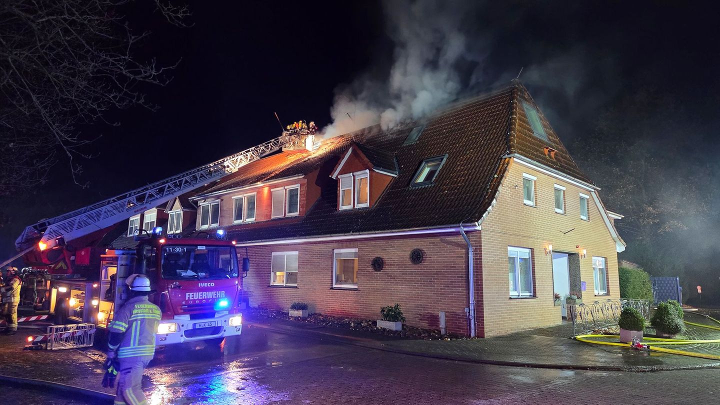Einsatzkräfte mehrerer Feuerwehren waren in der Nacht im Einsatz gegen einen Brand in einem Pflegeheim im Neustädter Ortsteil Sc