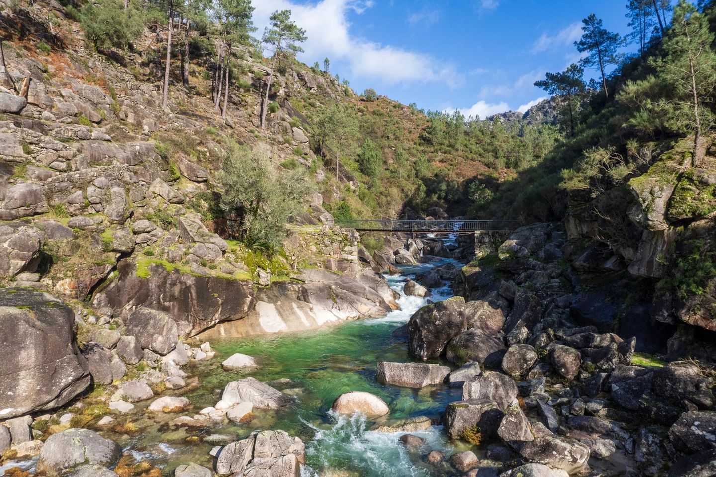 Fluss mit Brücke im Nationalpark Peneda-Gerês